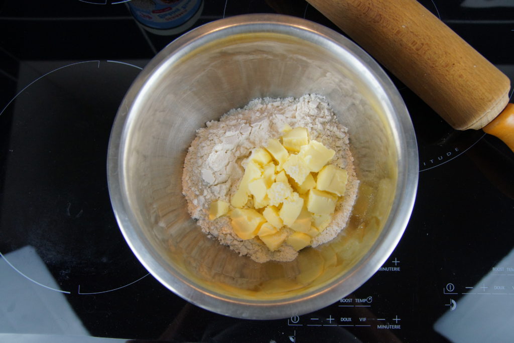 Cube de beurre, farine et sel dans le bol