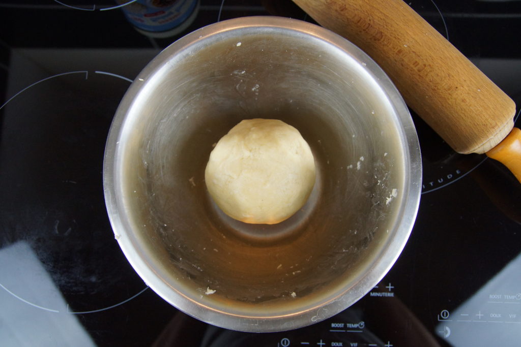 Boule de pâte brisée après le mélange