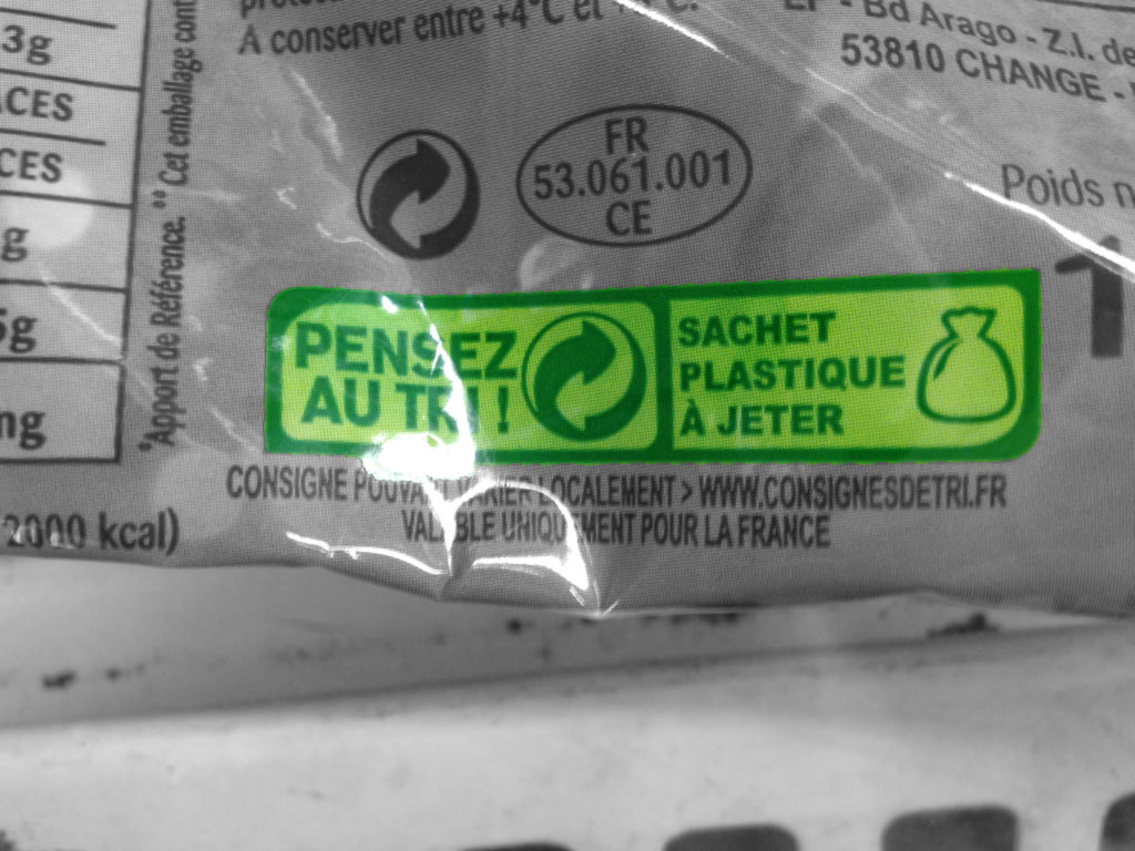 Consignes de tri sur un sachet de fromage rapé