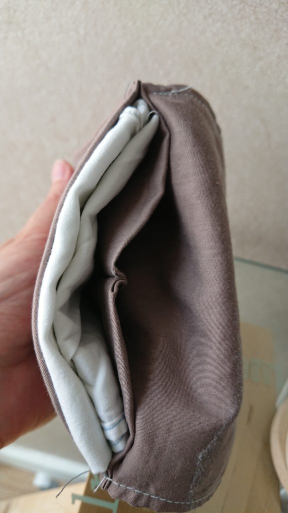 pochette pour mouchoirs ouverte avec deux compartiments