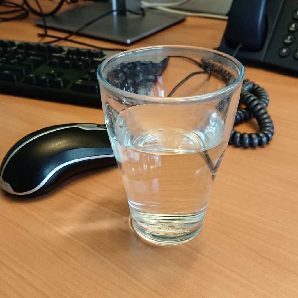 Verre a eau posé sur un bureau
