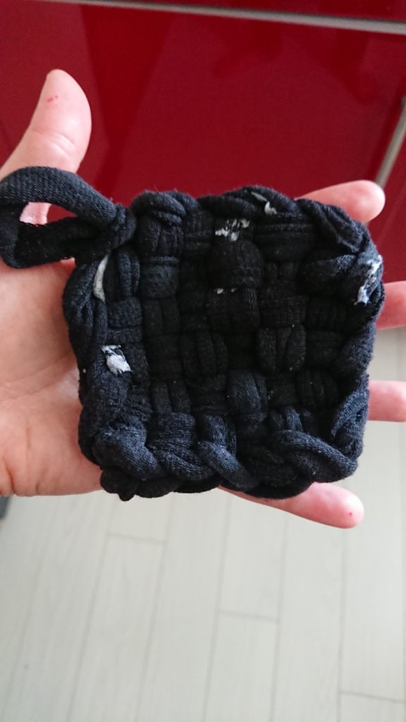 Tawashi fabriquée avec tissu noir