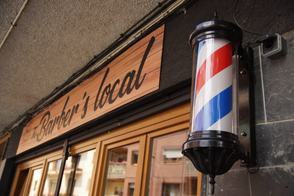 Totem blanc rouge et bleu d'un barber shop à Puigcerda