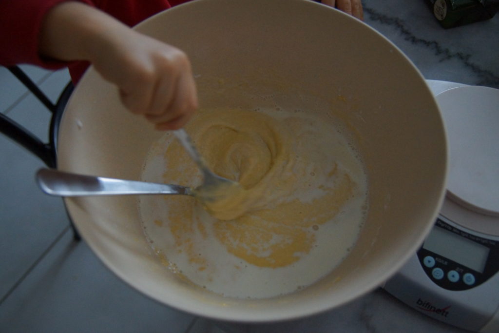 Ajouter le lait doucement à la patouille pour obtenir la pâte à crêpes