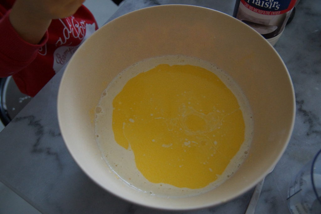 Finir par verser le beurre fondu dans la pâte à crêpe est mélanger : c'est prêt à cuire !
