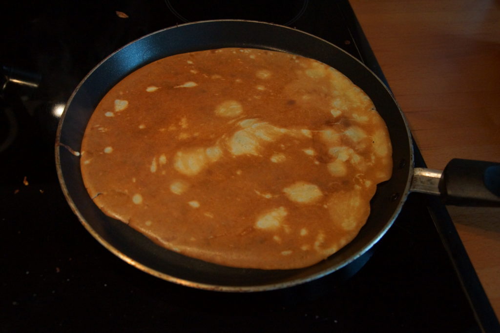 Crêpe retournée dans la poêle