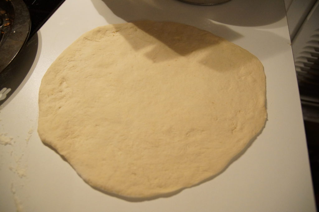 Pâte à pizza étalée prête à être garnie