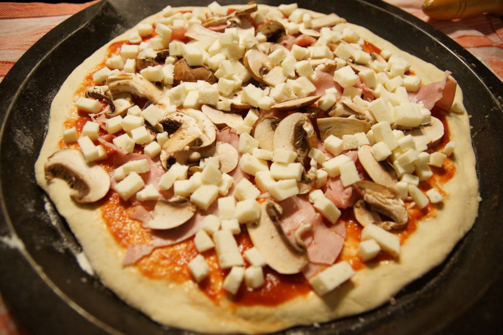 Pizza Régina prête à passer au four