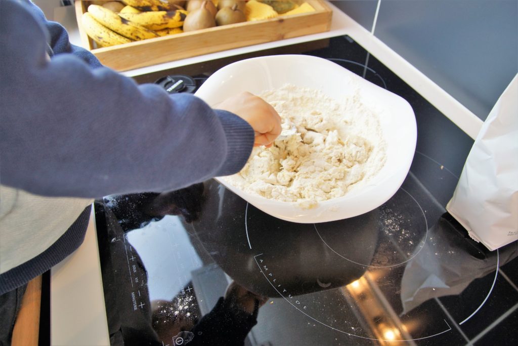 Commencer à pétrir la pâte à pizza avec les mains