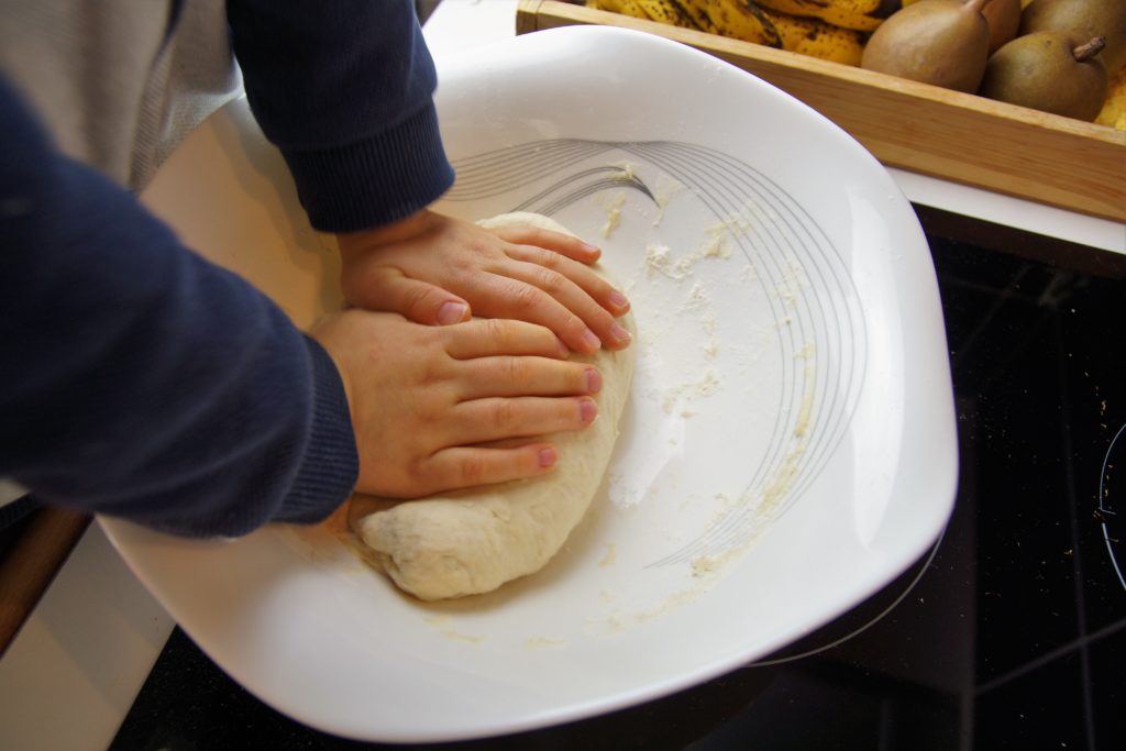 Petrissage à la main de la pâte à pizza épaisse et moelleuse